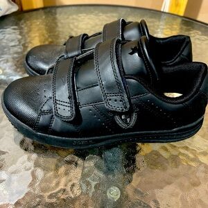 New shoes Kids Black Sneakers comfy and soft.size 4.1/2 with  foam orthopedic.